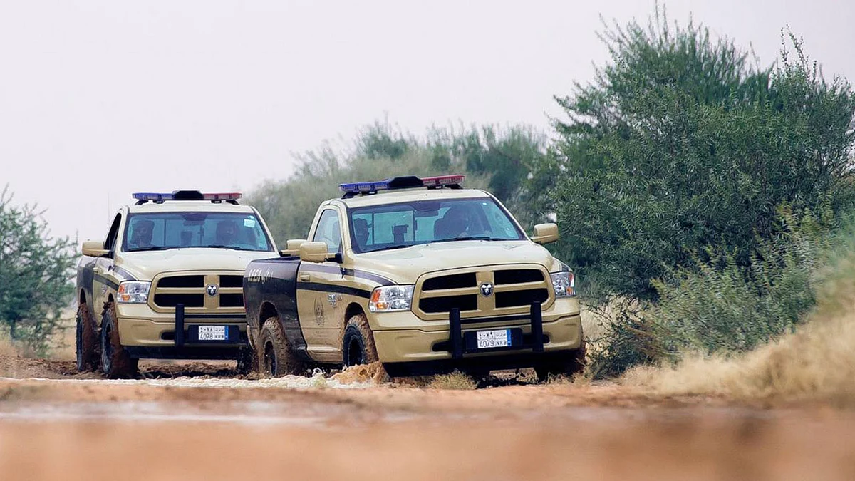 «الأمن البيئي» يضبط مواطنًا ومقيمًا يديران مستودعًا للحطب المحلي بجدة