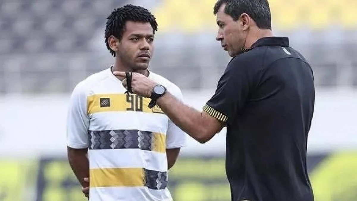 رومارينيو يكسر حاجز الصمت بعد وصف إدارة الاتحاد بـ«المهرجين»