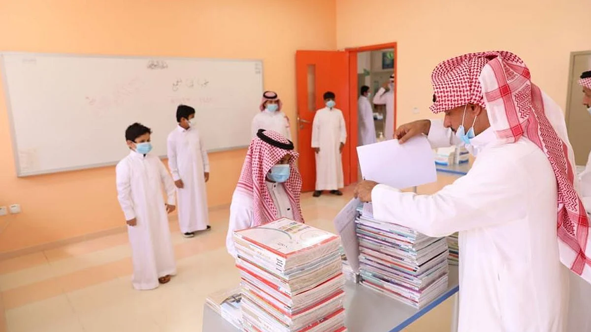 «التعليم» تسلم الكتب الدراسية للطلبة بضوابط محددة وبإجراءات احترازية