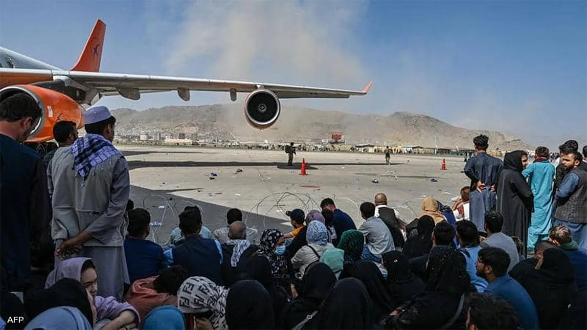 بالفيديو.. الآلاف يتوافدون على مطار كابل بعد ساعات من التفجيرين