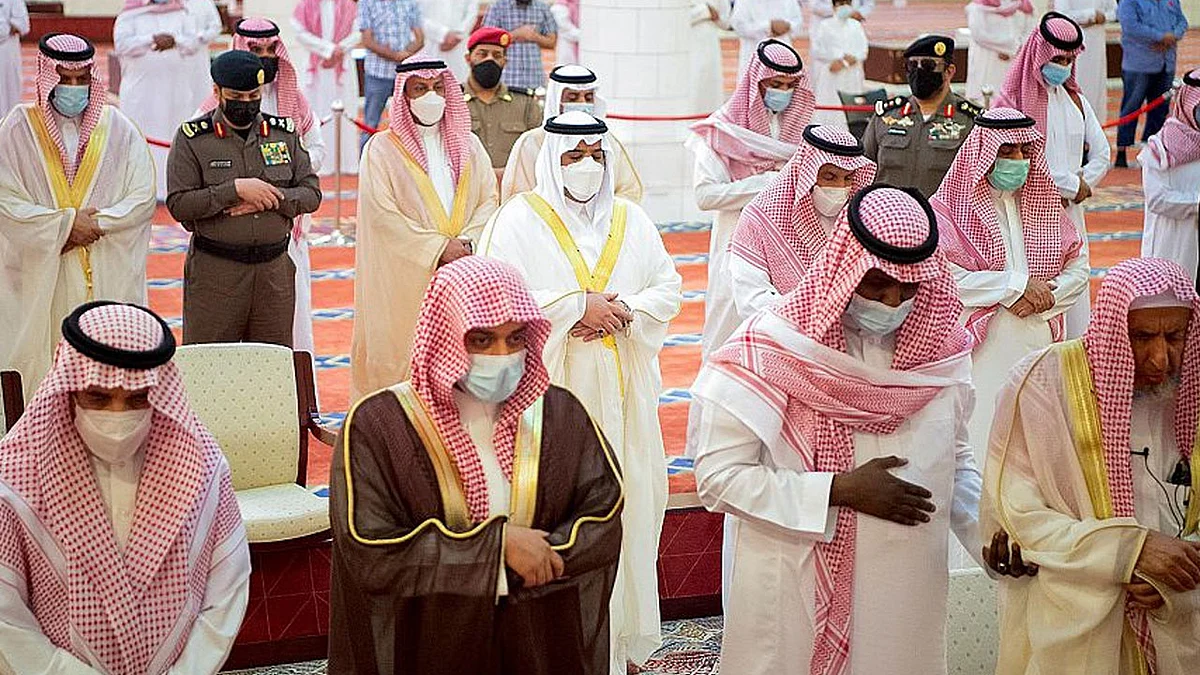 بالصور.. أمير الرياض بالنيابة يؤدي صلاة الميت على الأميرة العنود بنت مشاري آل مقرن