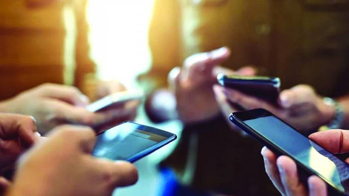 بالفيديو.. مستشار قانوني يوضح عقوبة تصوير الطلبة بالهواتف في المدارس