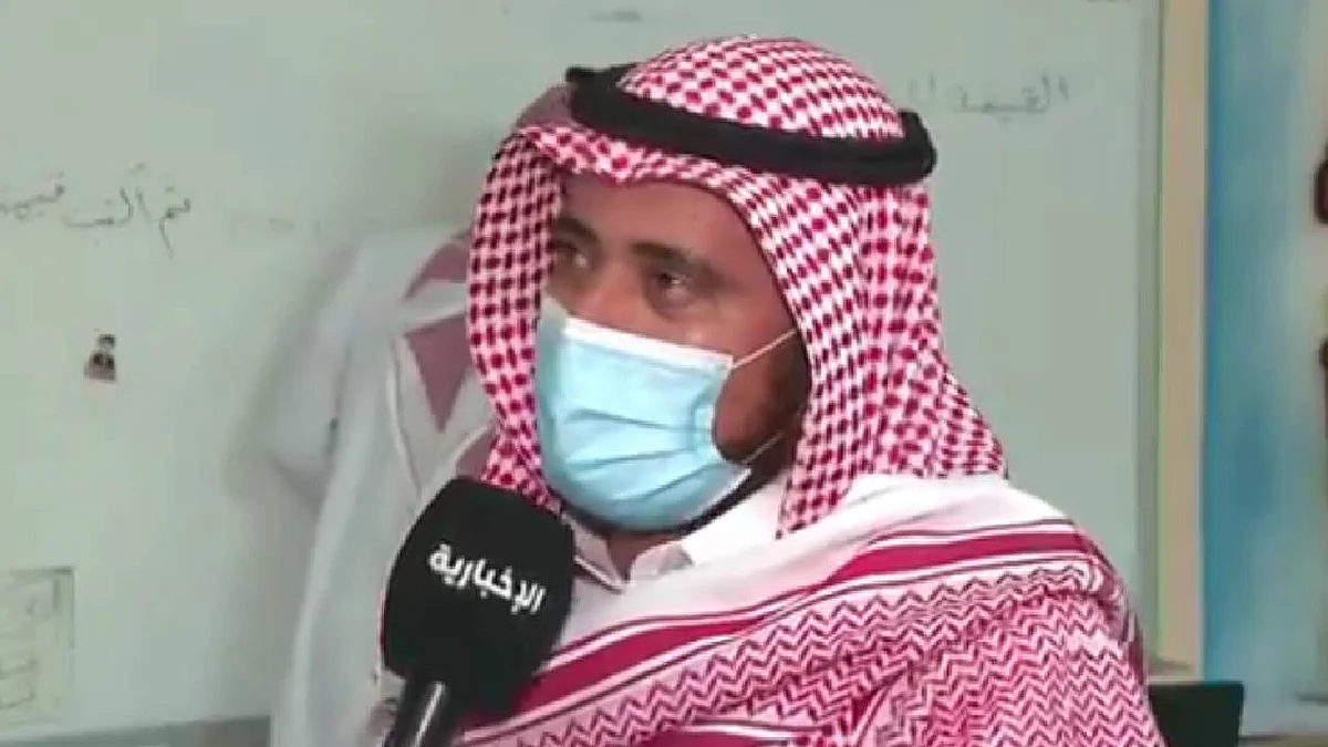 بالفيديو.. غاب الإنترنت عن المدرسة.. فاستعان المعلمون بأجهزتهم الخاصة لمواصلة الدراسة