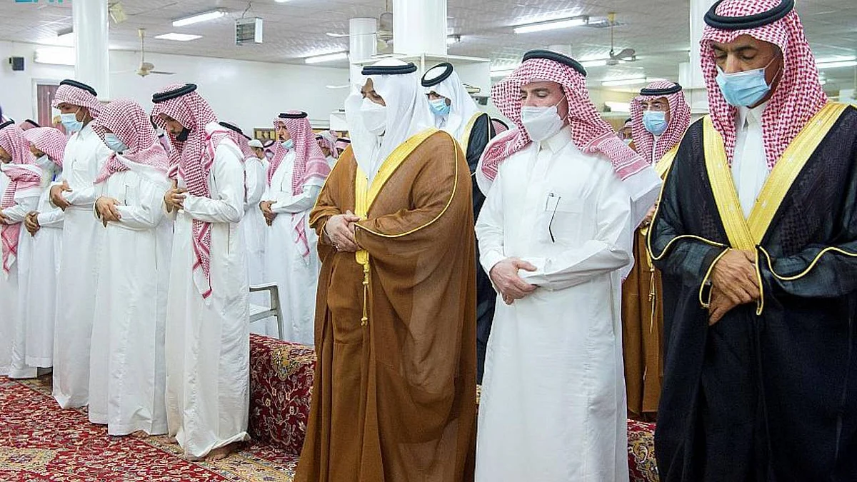 بالصور.. نائب أمير الرياض يؤدي صلاة الميت على والدة أمين مجلس المنطقة