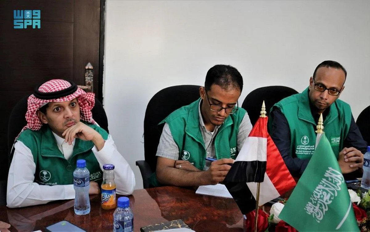 Director of the Saudi Development and Reconstruction Program of Yemen (SDRPY) Office in Yemen Eng. Ahmad Madkhali yesterday met with Chairman of the Board of Directors of the Roads and Bridges Maintenance