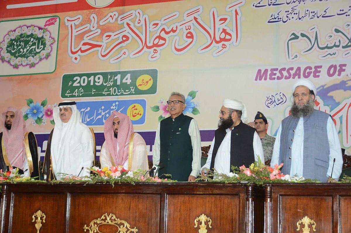 Pakistani President Hands over a certificate of Global Influential Figure to MBS