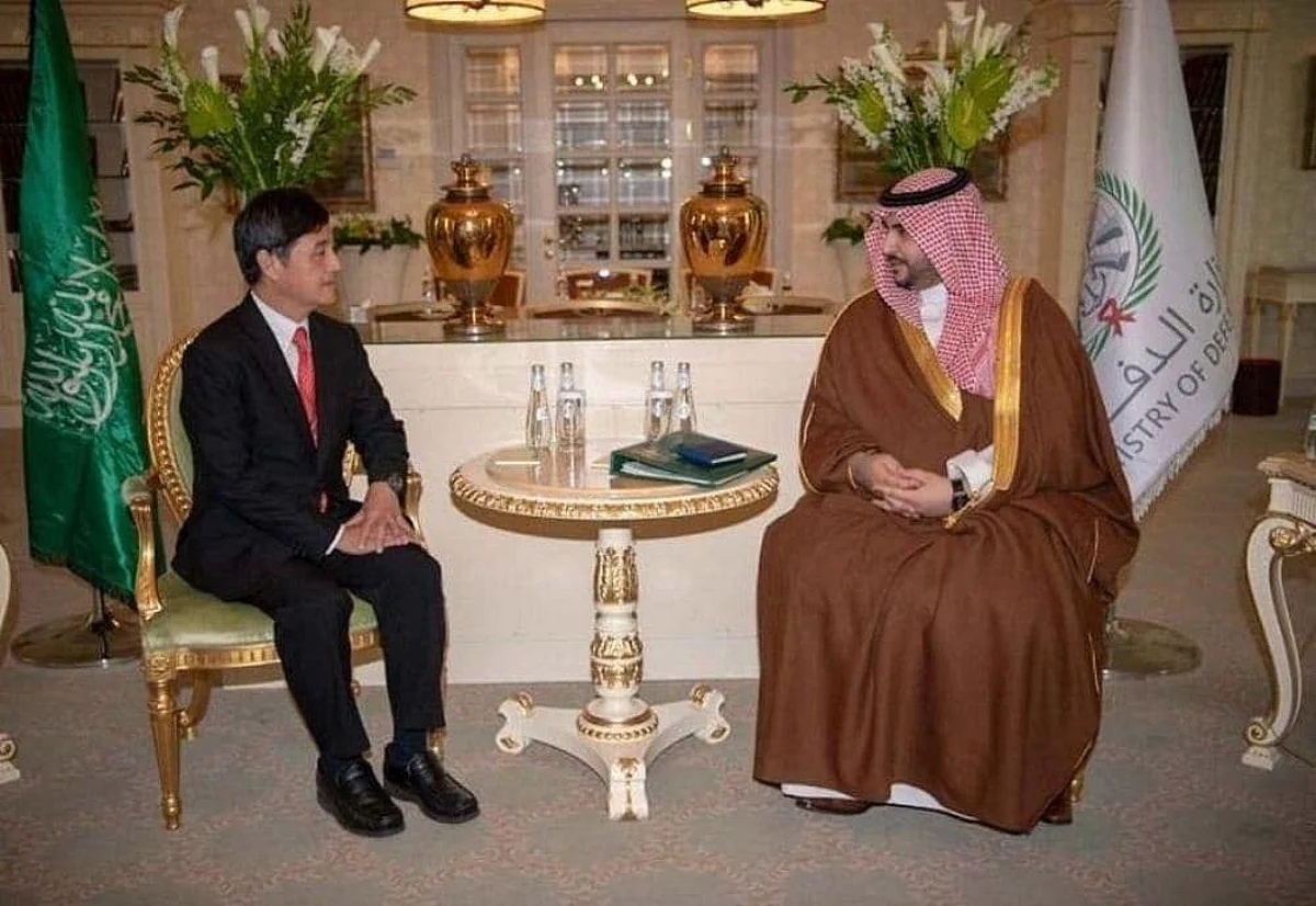Saudi Deputy Minister of Defense meets Singaporean Defense Minister