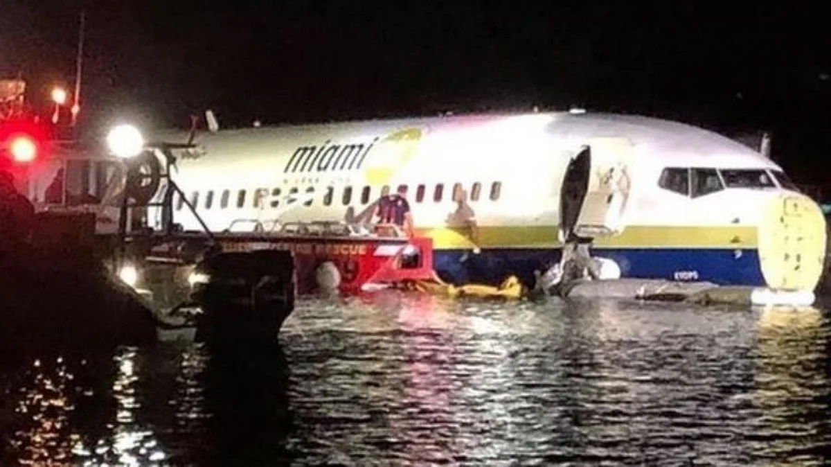 Boeing 737 passenger plane had to land in St John’s river