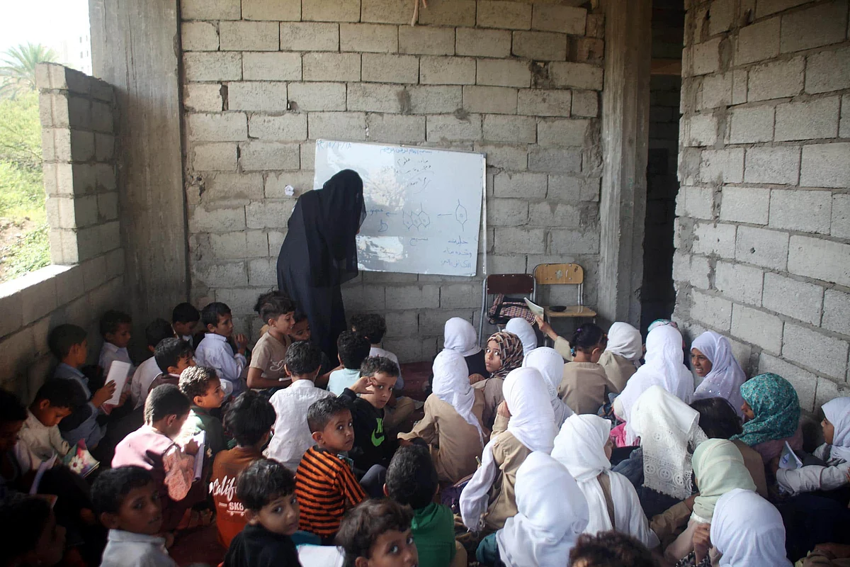 Saudi Arabia, UAE support Yemeni teachers with $70 million