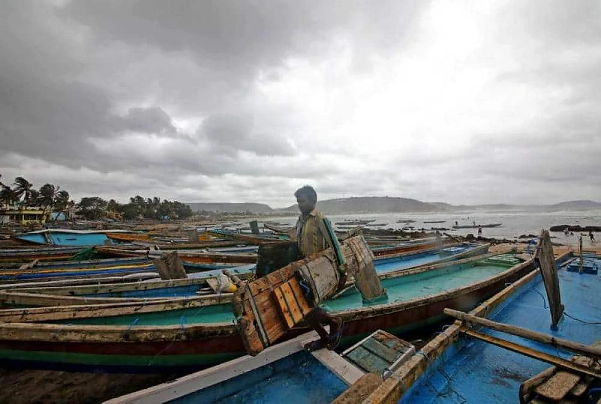 Towns evacuate, tourists flee as cyclone churns towards Indian northeast coast