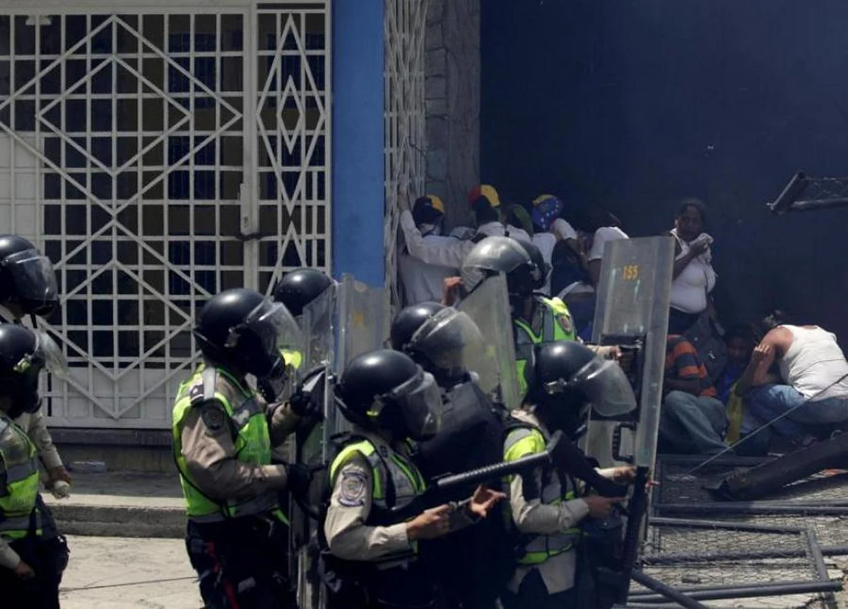 Twenty-nine detainees killed in Venezuela police station cellblock riot