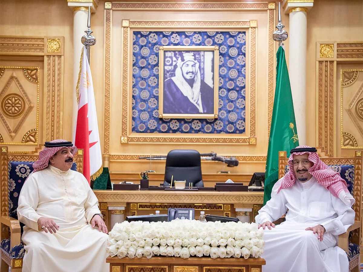 King Salman holds a meeting with King of Bahrain