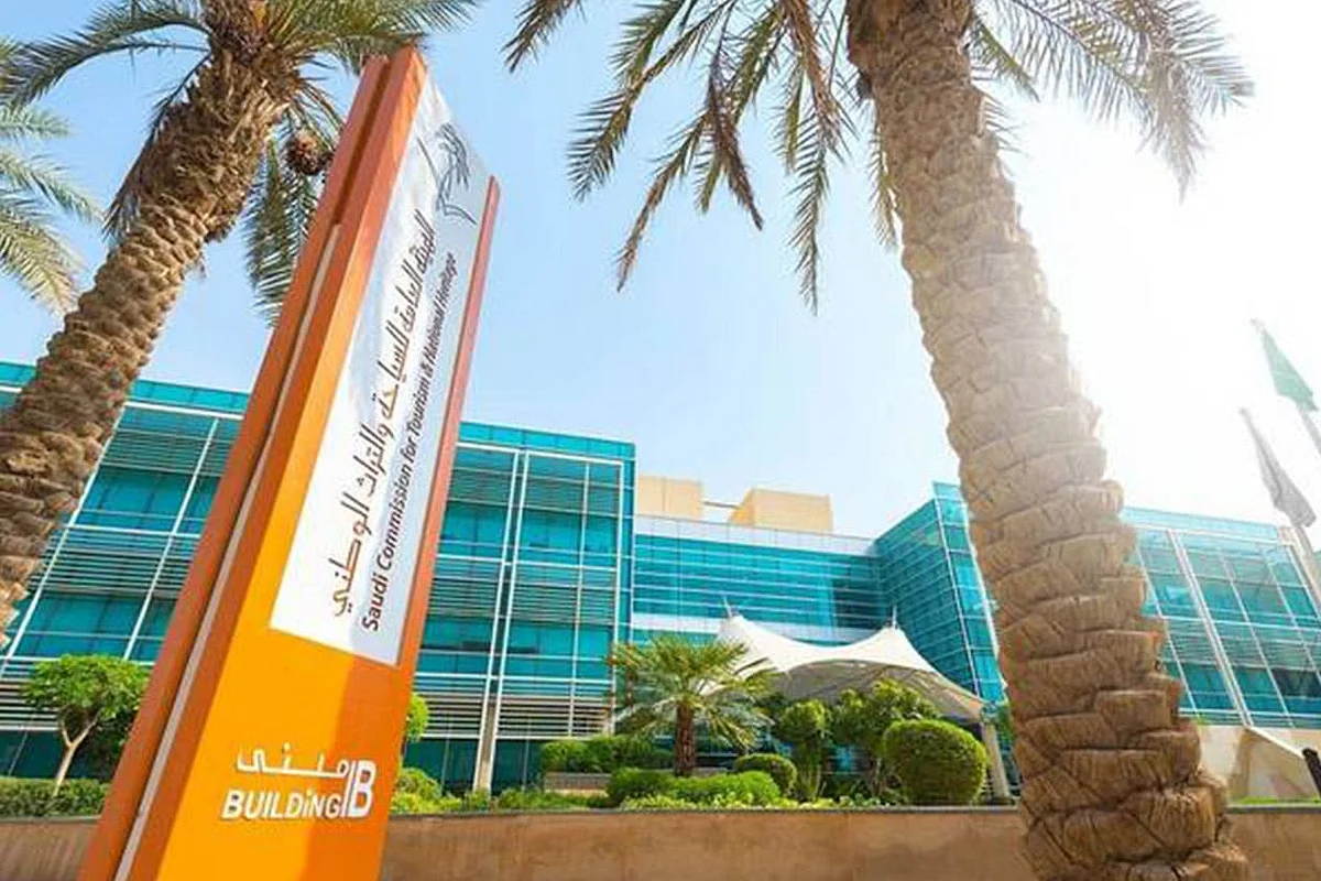 Saudi Arabia opens to foreign holidaymakers, chases tourism investment