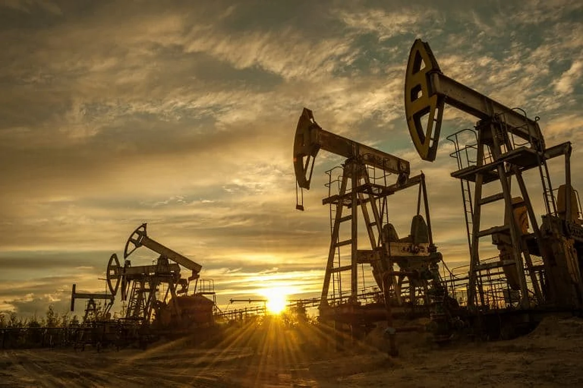 Oil rises on supply cut pledges