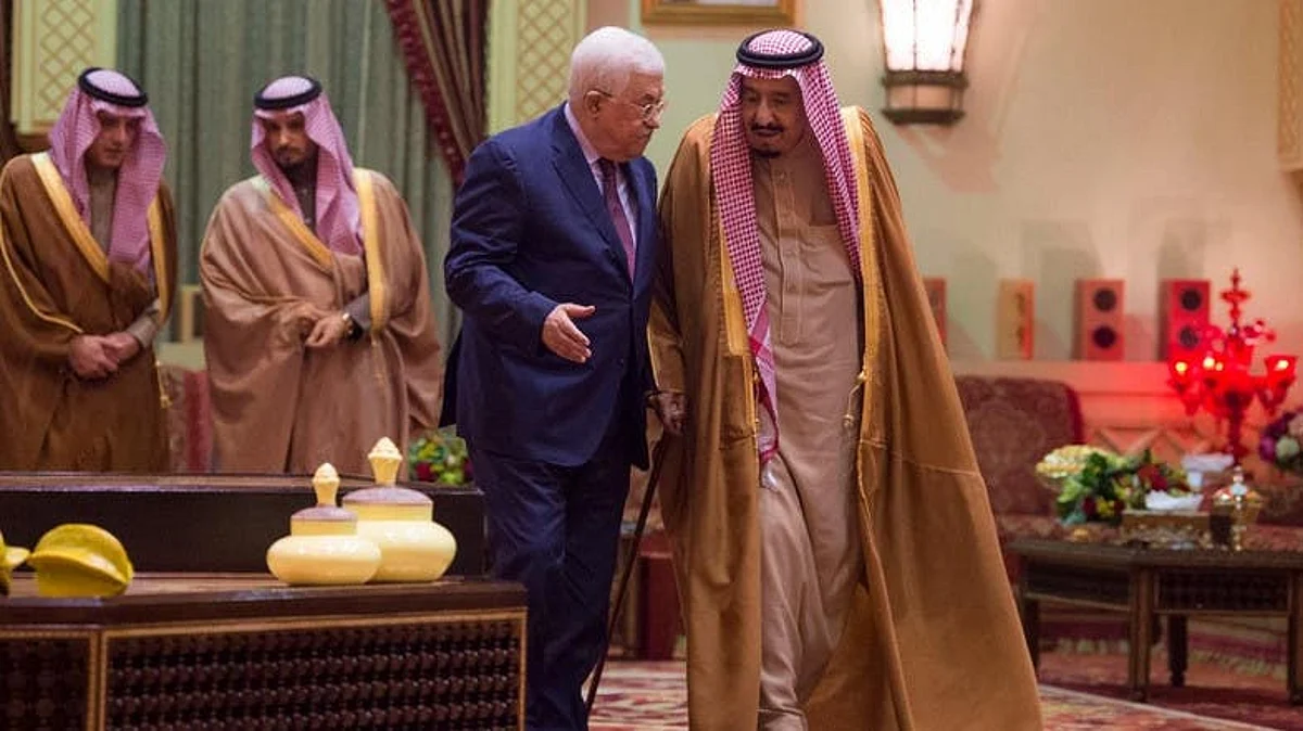Saudi Arabian King Salman pictured with Palestinian President Mahmoud Abbas in Riyadh during a prior meeting. (File photo)
