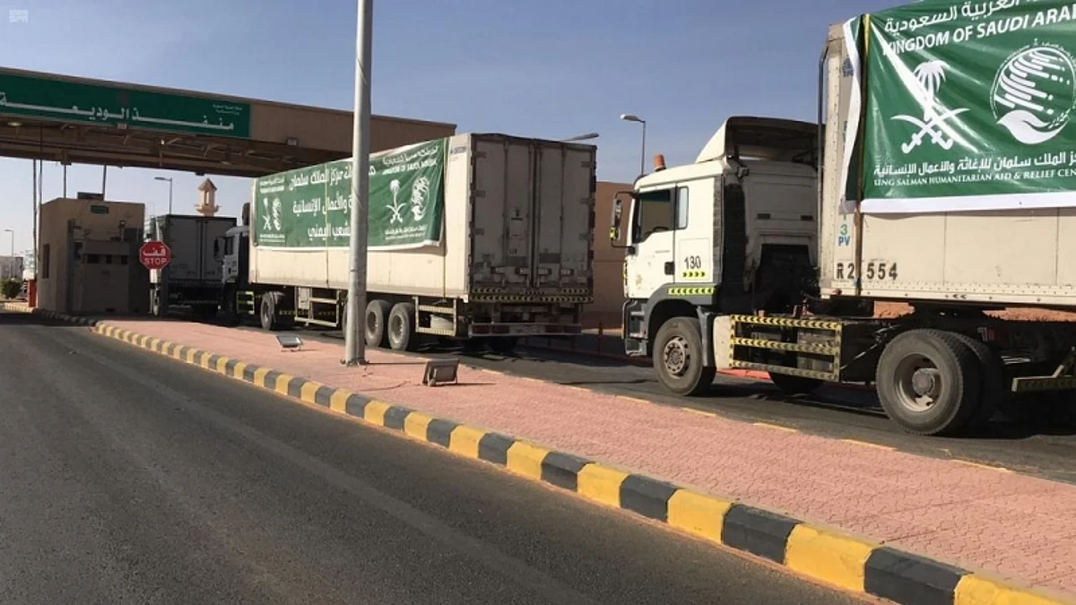Saudi Arabia provides 25 Trucks Travel to Yemeni Governorates