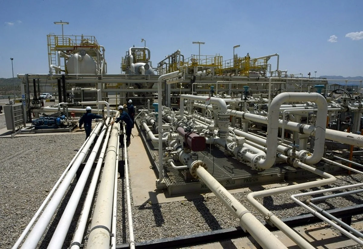 (FILES) This file picture taken on May 18, 2009 shows a view of the Tawke oil field and plant that is linked with the Jihan Turkish pipeline in Zakho, 400km north of Baghdad. Oil topped $100 per barrel on Monday January 31, 2011 for the first time since 2008, as traders fretted over violent unrest in Egypt that could disrupt the flow of oil through the Suez Canal on its way to the West. London's Brent North Sea crude for delivery in March surged as high as $100.25 per barrel in late afternoon deals -- which marked the highest level since October 1, 2008. AFP PHOTO/SAFIN HAMED/FILES (Photo credit should read SAFIN HAMED/AFP/Getty Images)