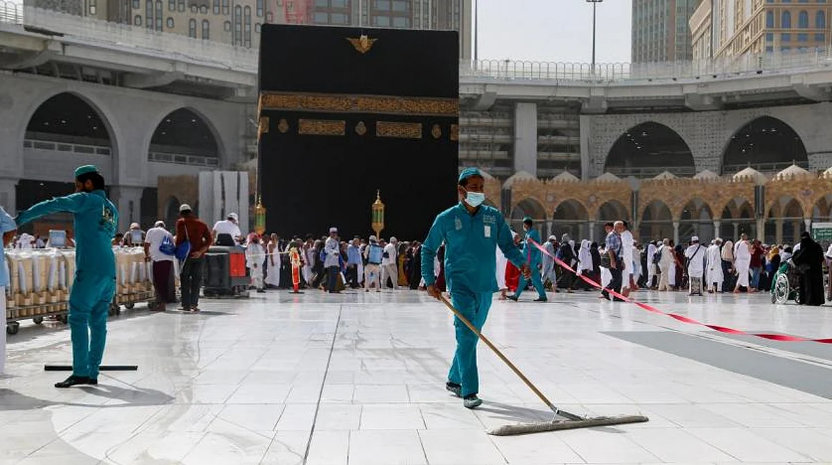 Cleaners wear protective face masks, following the outbreak of the coronavirus, as they swipe the floor at the Kaaba in the Grand mosque in the holy city of Makkah, Saudi Arabia March 3, 2020. REUTERS/Ganoo Essa