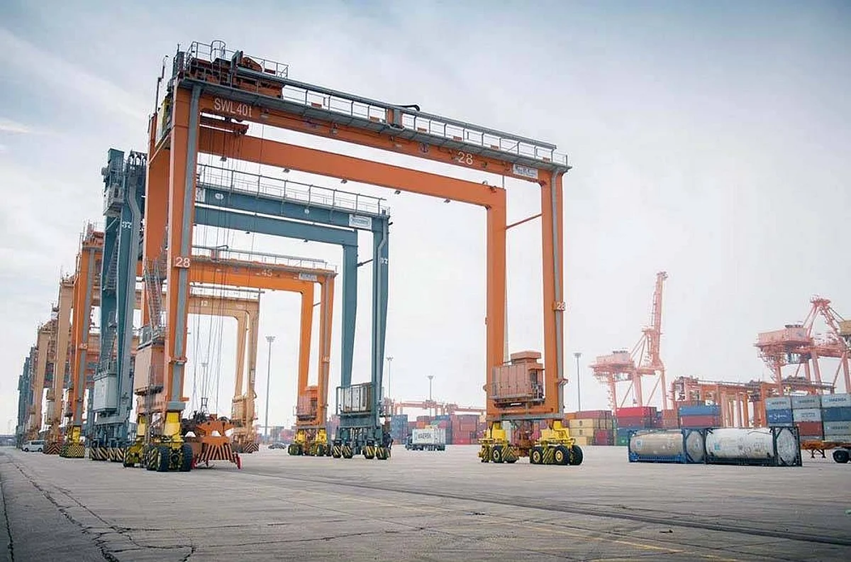 The King Abdulaziz Port in Dammam is operating at full capacity to provide the market needs of goods imported from overseas, amid the coronavirus pandemic.