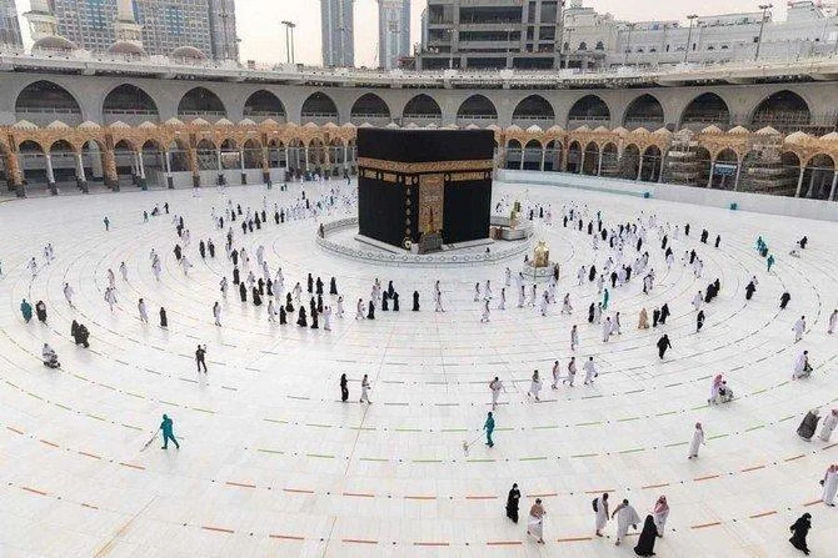 SRCA Participates with 40 Paramedics to Implement Precautionary Measures at the Grand Holy Mosque