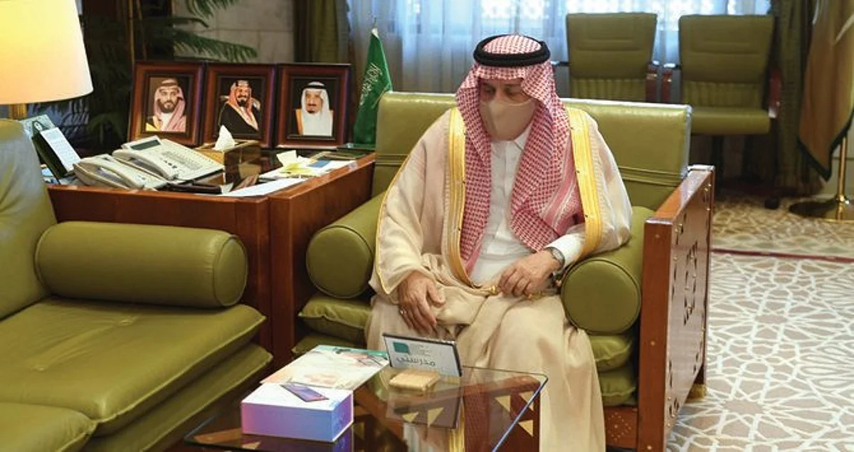 Riyadh governor launches initiative to provide tablets for needy students
