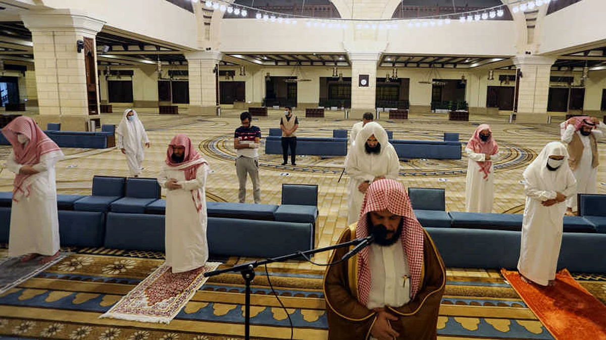 Muslims perform the Al-Fajr prayer inside the Al-Rajhi Mosque while practicing social distancing, after the announcement of the easing of lockdown measures amid the coronavirus disease (COVID-19) outbreak, in Riyadh, Saudi Arabia. REUTERS/Ahmed Yosri