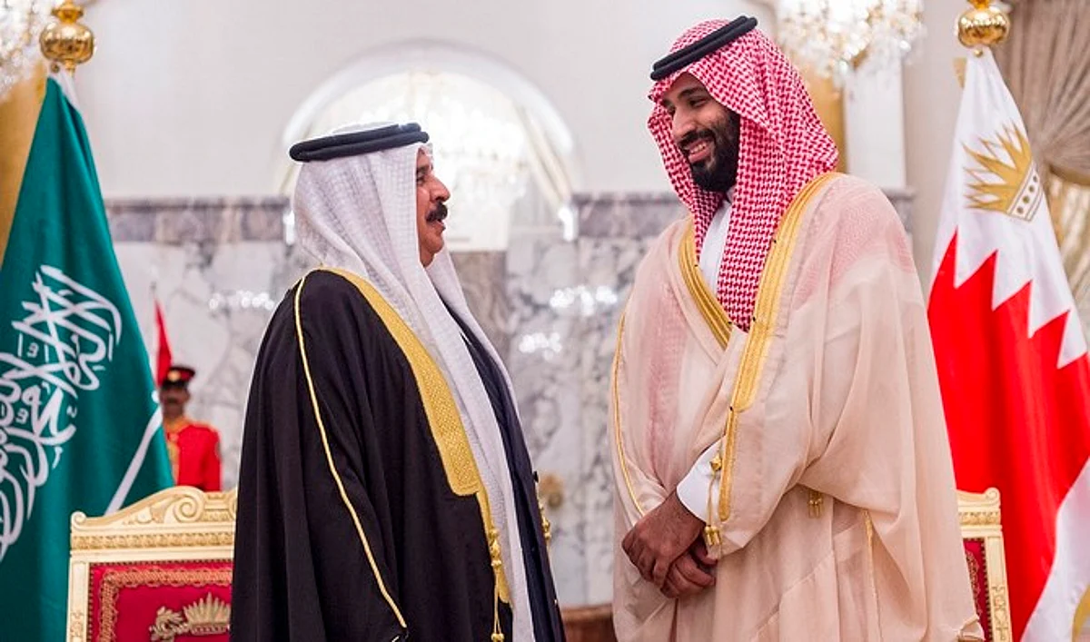 A handout picture provided by the Saudi Royal Palace on November 25, 2018, shows Saudi Crown Prince Mohammed bin Salman (R) being received by Bahrain's King Hamad bin Isa Al-Khalifa in the Bahraini capital Manama during his regional tour. - The Saudi Crown Prince embarked on a regional tour on November 22 to visit a "number of brotherly" Arab states at the request of his father, King Salman, the royal court then said in a statement carried by the official Saudi Press Agency. (Photo by Bandar AL-JALOUD / Saudi Royal Palace / AFP) / RESTRICTED TO EDITORIAL USE - MANDATORY CREDIT "AFP PHOTO / SAUDI ROYAL PALACE / BANDAR AL-JALOUD" - NO MARKETING - NO ADVERTISING CAMPAIGNS - DISTRIBUTED AS A SERVICE TO CLIENTS