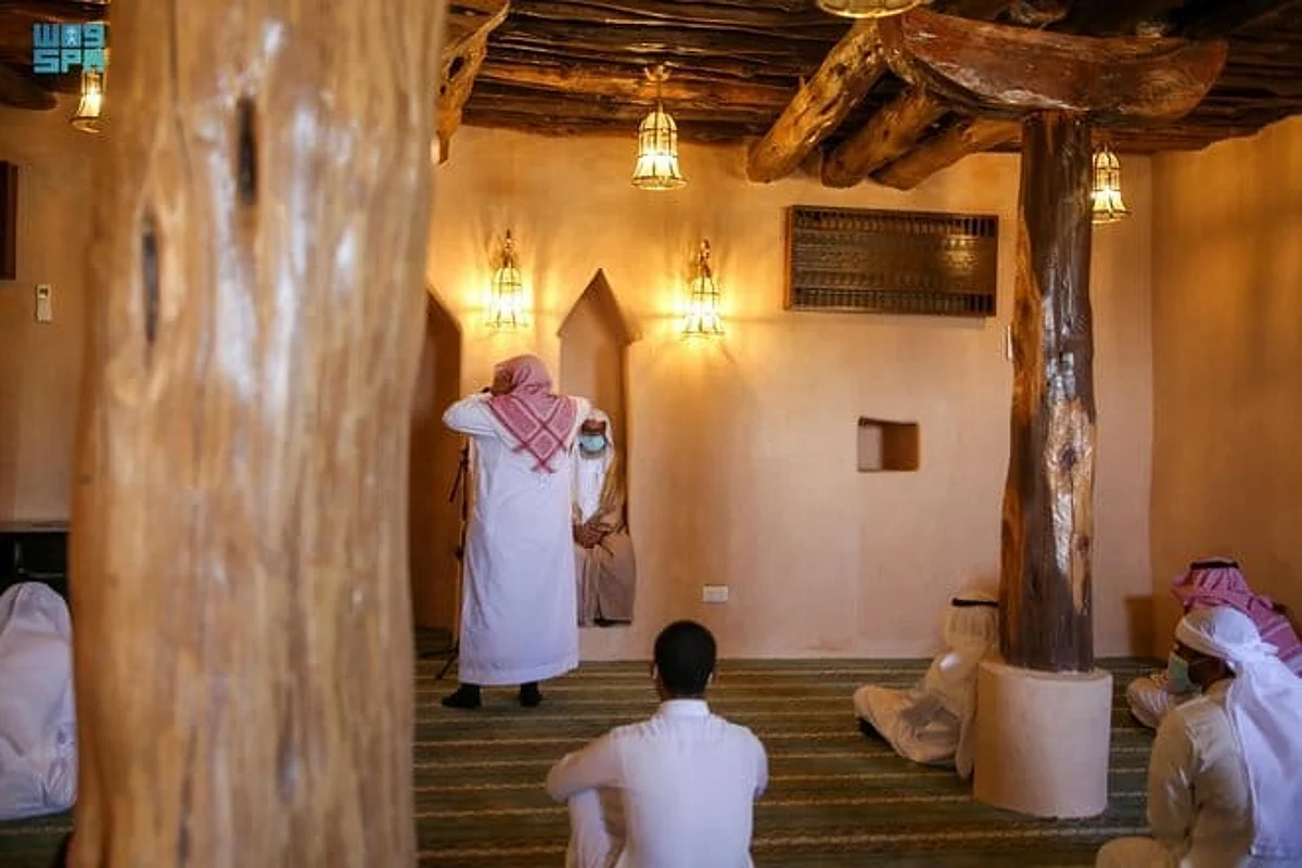 The historical Jarir Al-Bajali mosque is located in the Haddad Bani Malik center; south of the Taif governorate in Makkah region and is one of the oldest historical mosques in the region.