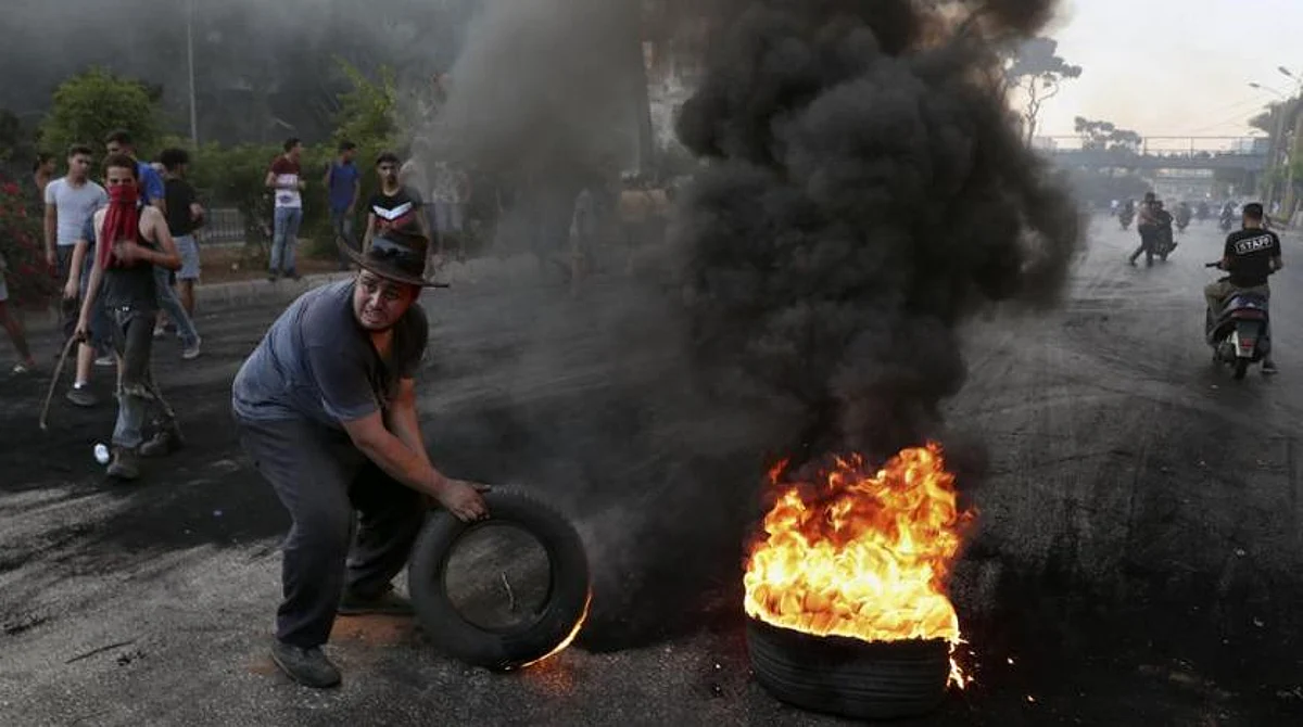 Riots in Lebanon over Economy Injure 10 Soldiers; Protesters