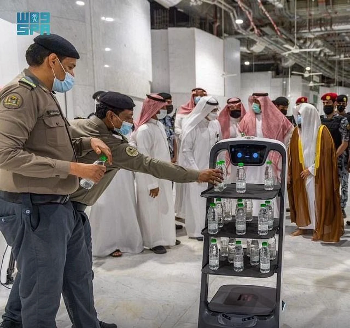 In photos: Smart Robot provides Bottles of Zamzam Water at Grand Holy Mosque