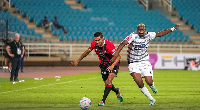 الطائي يقسو الرائد ويقفز الوصافة ajel/2022-10/36d