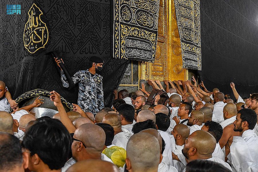 رجال الأمن يقدّمون جهودًا كبيرة لخدمة المعتمرين وقاصدي بيت الله الحرام