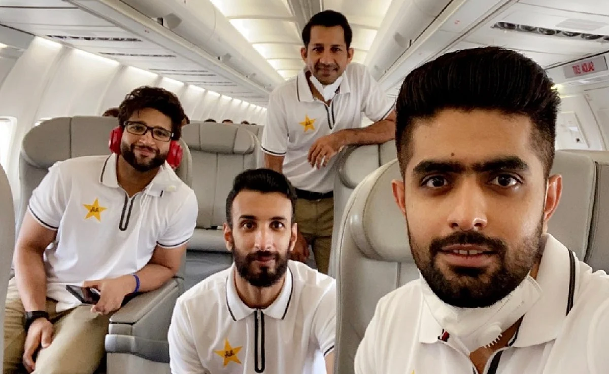 ഇംഗ്ലണ്ട് പര്യടനം; കോവിഡ് ബാധിച്ച പത്ത് താരങ്ങളില്ലാതെ പാക് ടീം യാത്ര തിരിച്ചു