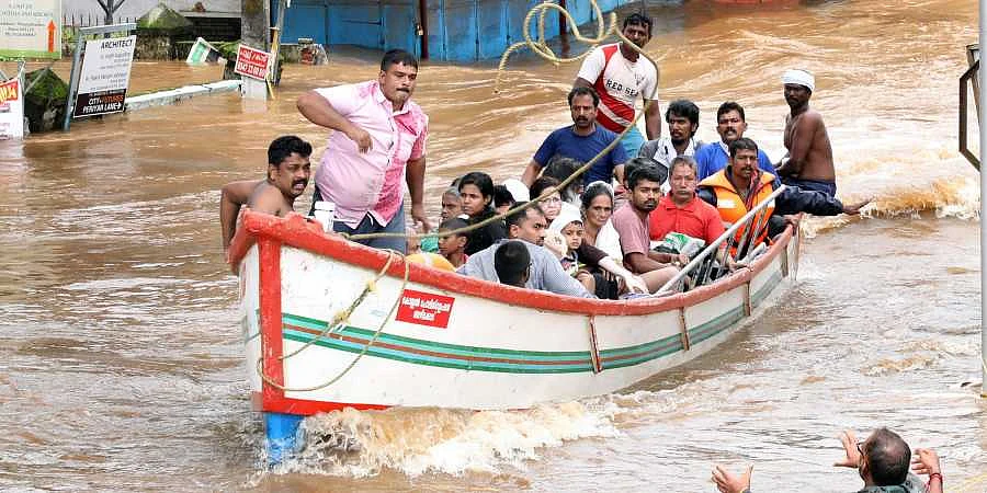 പ്രളയ സമയത്ത് രക്ഷാപ്രവര്ത്തനം നടത്തുന്ന മത്സ്യത്തൊഴിലാളികള്.