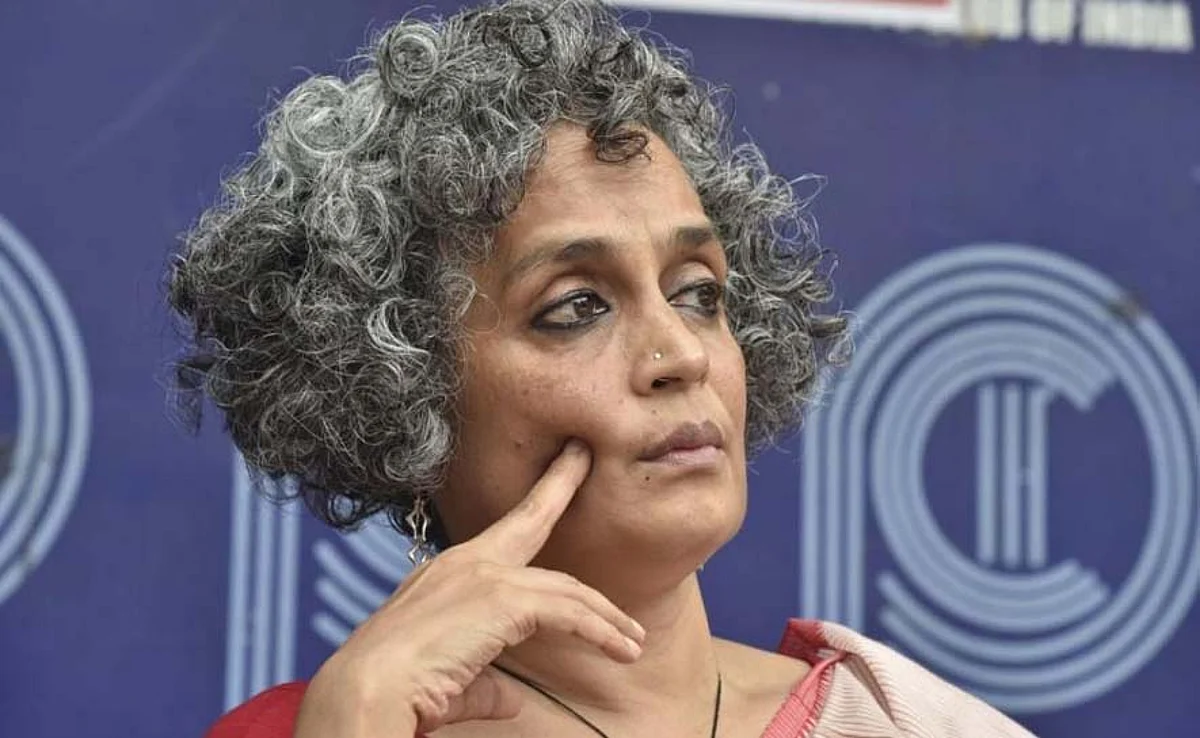 അരുന്ധതി റോയിയുടെ ലേഖനം പാഠപുസ്തകത്തില്; പ്രതിഷേധവുമായി ബിജെപി