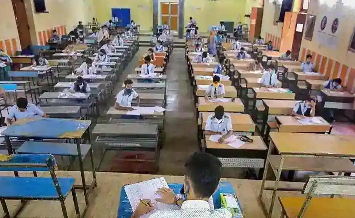 സിബിഎസ്ഇ സിലബസ് മുപ്പതുശതമാനം കുറയ്ക്കുമെന്ന് അക്കാദമിക് ഡയറക്ടര്
