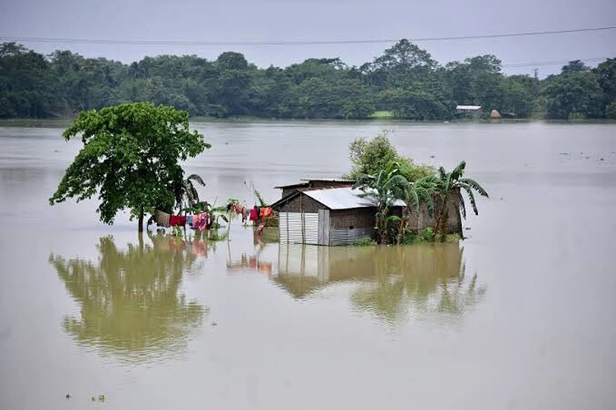 പ്രളയ ഭീതിയില് അസം; ഇതുവരെ 92 മരണങ്ങള്