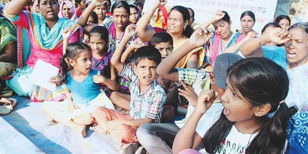 എൽപിജി ടെർമിനൽ നിർമ്മിക്കുന്നതിനെതിരെ പുതുവൈപ്പ് നിവാസികൾ അനിശ്ചിതകാല സിറ്റിംഗ് പ്രതിഷേധം നടത്തിയപ്പോള്