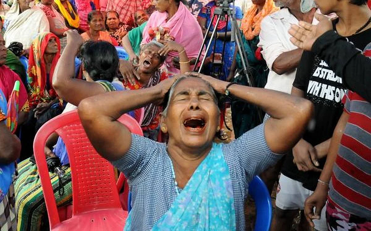 ഓഖി ദുരന്തത്തില് കടലില് കാണാതായ ബന്ധുക്കള്ക്ക് വേണ്ടി വിലപിക്കുന്ന സ്ത്രീകള്
