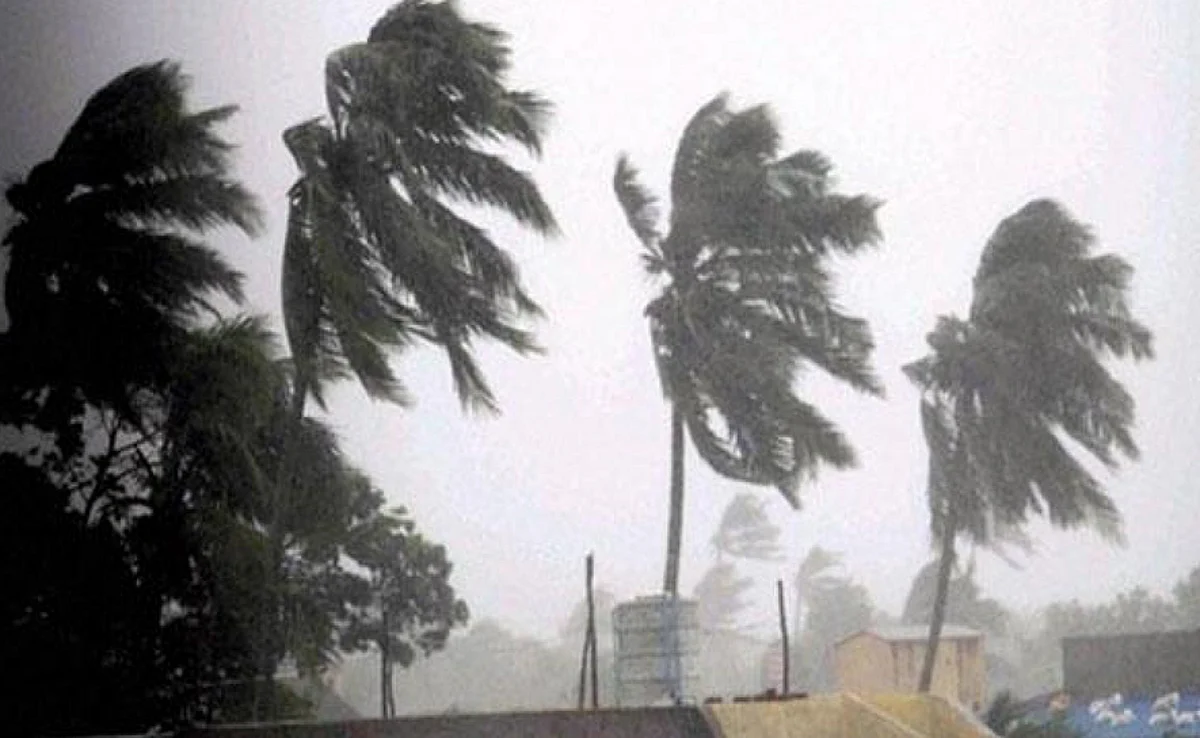 സംസ്ഥാനത്ത് അതിശക്തമായ കാറ്റിന് സാധ്യത; ജാഗ്രതാ നിര്ദേശവുമായി കേന്ദ്രകാലാവസ്ഥാ നിരീക്ഷണ കേന്ദ്രം