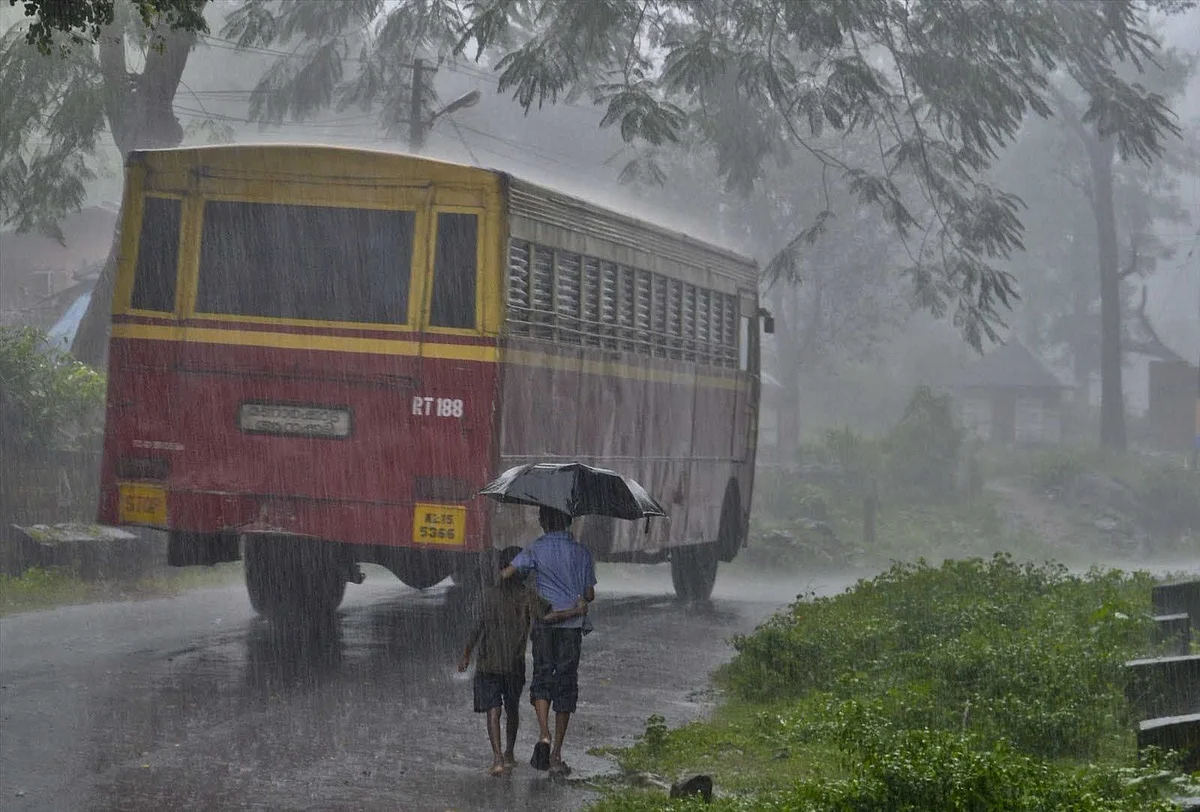 സംസ്ഥാനത്ത് കനത്ത മഴ; രണ്ട് ജില്ലകളിൽ ഇന്ന് യെല്ലോ അലർട്ട്