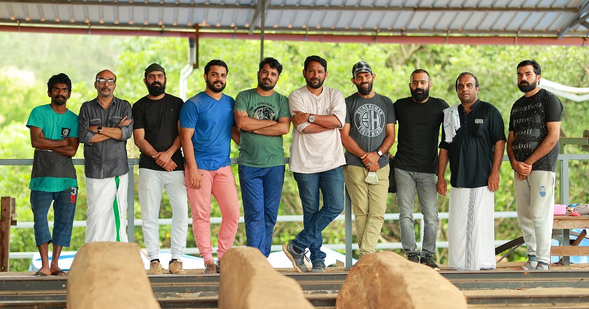 വാരിയന് കുന്നനിലെ അഭിനേതാക്കളും പിന്നണി പ്രവര്ത്തകരും.
