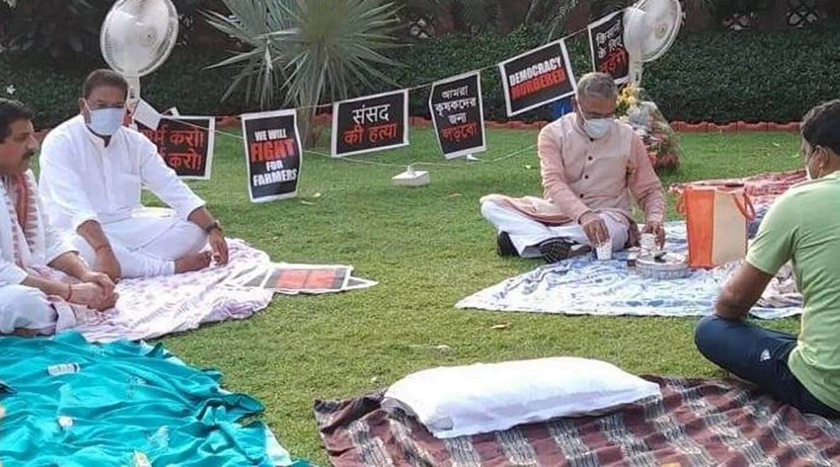 സമരം ചെയ്യുന്ന എംപിമാരെ സന്ദര്ശിച്ച് രാജ്യസഭ ഉപാധ്യക്ഷൻ; പ്രശംസയുമായി മോദി