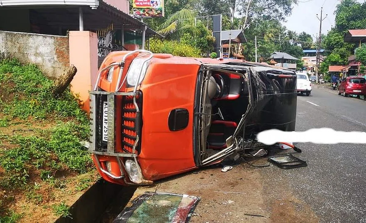 ചിറയിൻകീഴിൽ കാർ മറിഞ്ഞ് അപകടം