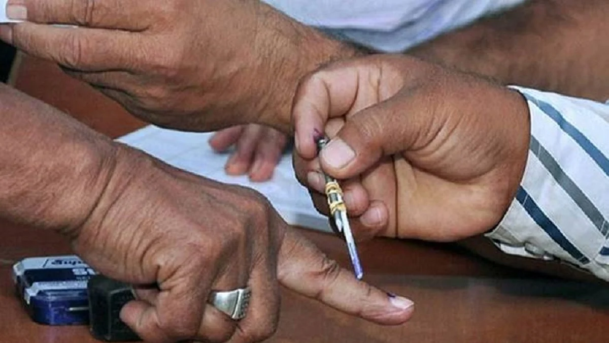 അവസാനഘട്ട വോട്ടെടുപ്പ് ആരംഭിച്ചു; പലയിടത്തും വോട്ടര്മാരുടെ നീണ്ടനിര