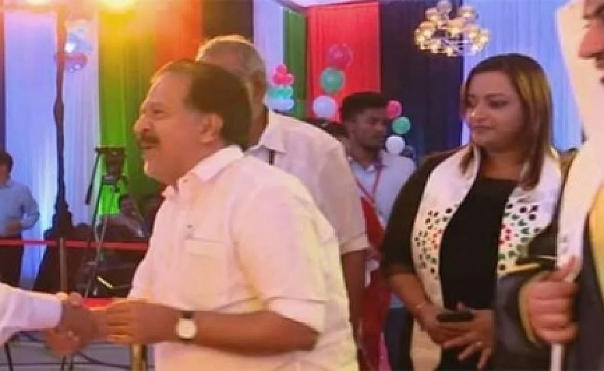സ്വപ്നയ്ക്കും സന്ദീപിനും കൈക്കൂലി, ചെന്നിത്തലയ്ക്ക് ഐ ഫോൺ; വെളിപ്പെടുത്തി യുണിടാക് എംഡി