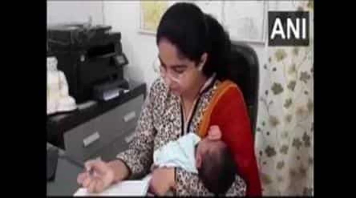 കൈകുഞ്ഞുമായിസൗമ്യ പാണ്ഡെ ഐഎഎസ്
ഓഫിസിൽ ഹാജരുണ്ട്