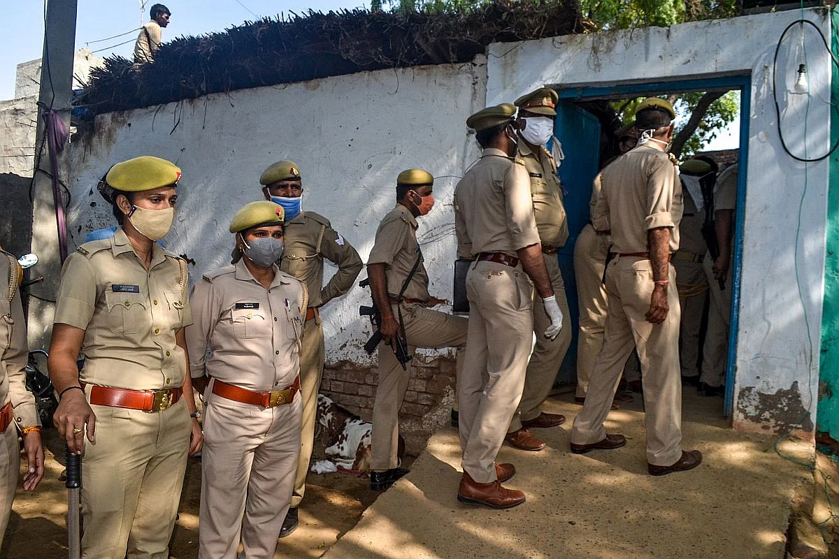 ഹത്രാസ്; പെണ്കുട്ടിയും പ്രതിയും തമ്മില് ബന്ധമെന്ന് യുപി പോലീസ്