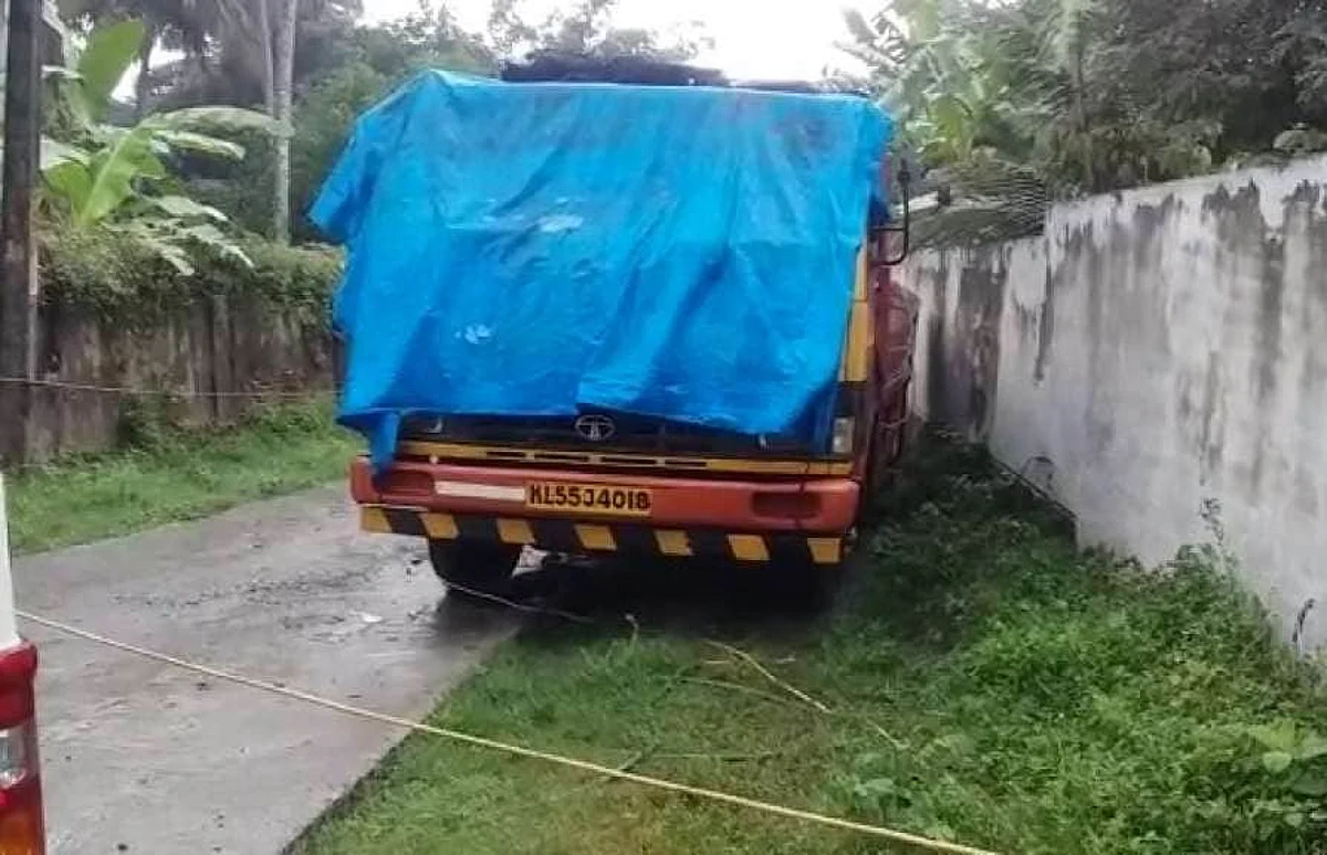 നിര്ത്തിയിട്ട ലോറിയില് കത്തിക്കരിഞ്ഞ മൃതദേഹം