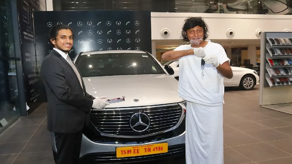 മെഴ്സിഡസ് ബെന്സ് ആദ്യത്തെ ലക്ഷ്വറി എക്കോ ഫ്രണ്ട്ലി ഇലക്ട്രിക്ക് കാര് ഡോ.ബോബി ചെമ്മണൂരിന് നല്കി
